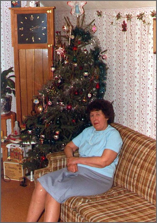 Mom_Christmas_1981.jpg
